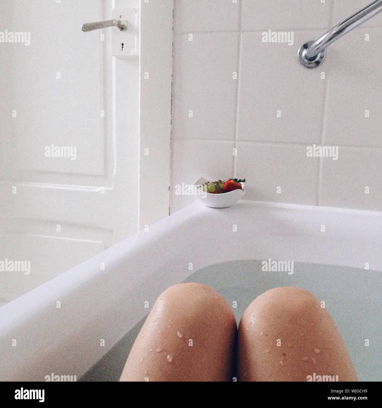 Sección media de la mujer bañándose en la bañera Fotografía de stock - Alamy