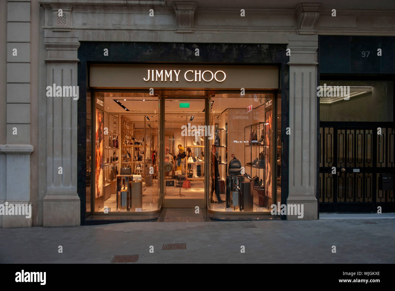Diseñadora de moda británica de lujo Jimmy Choo Shopfront Passeig de Gràcia Barcelona Cataluña España vista exterior de oro tienda fachada de doble ventana. Foto de stock