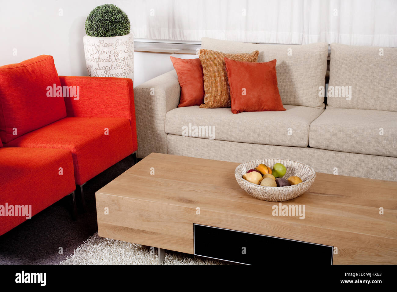 Mobiliario de diseño moderno con sofás de dos colores en el salón  Fotografía de stock - Alamy