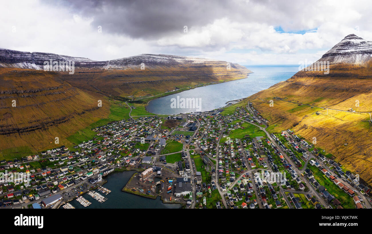 Panorámica aérea de la ciudad de Klaksvik en Islas Feroe, Dinamarca Foto de stock