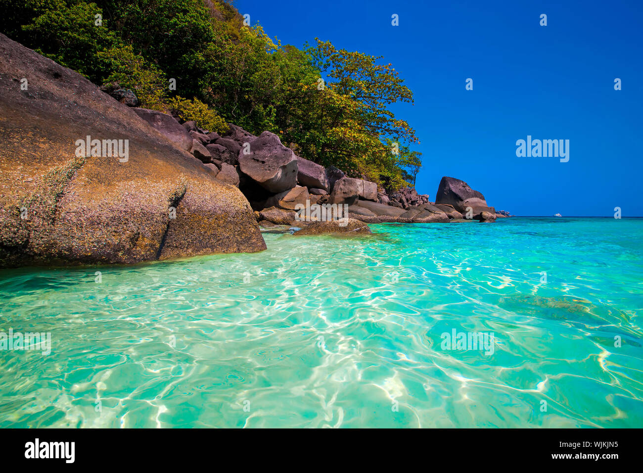 Las aguas cristalinas de las islas Similan en Tailandia Foto de stock