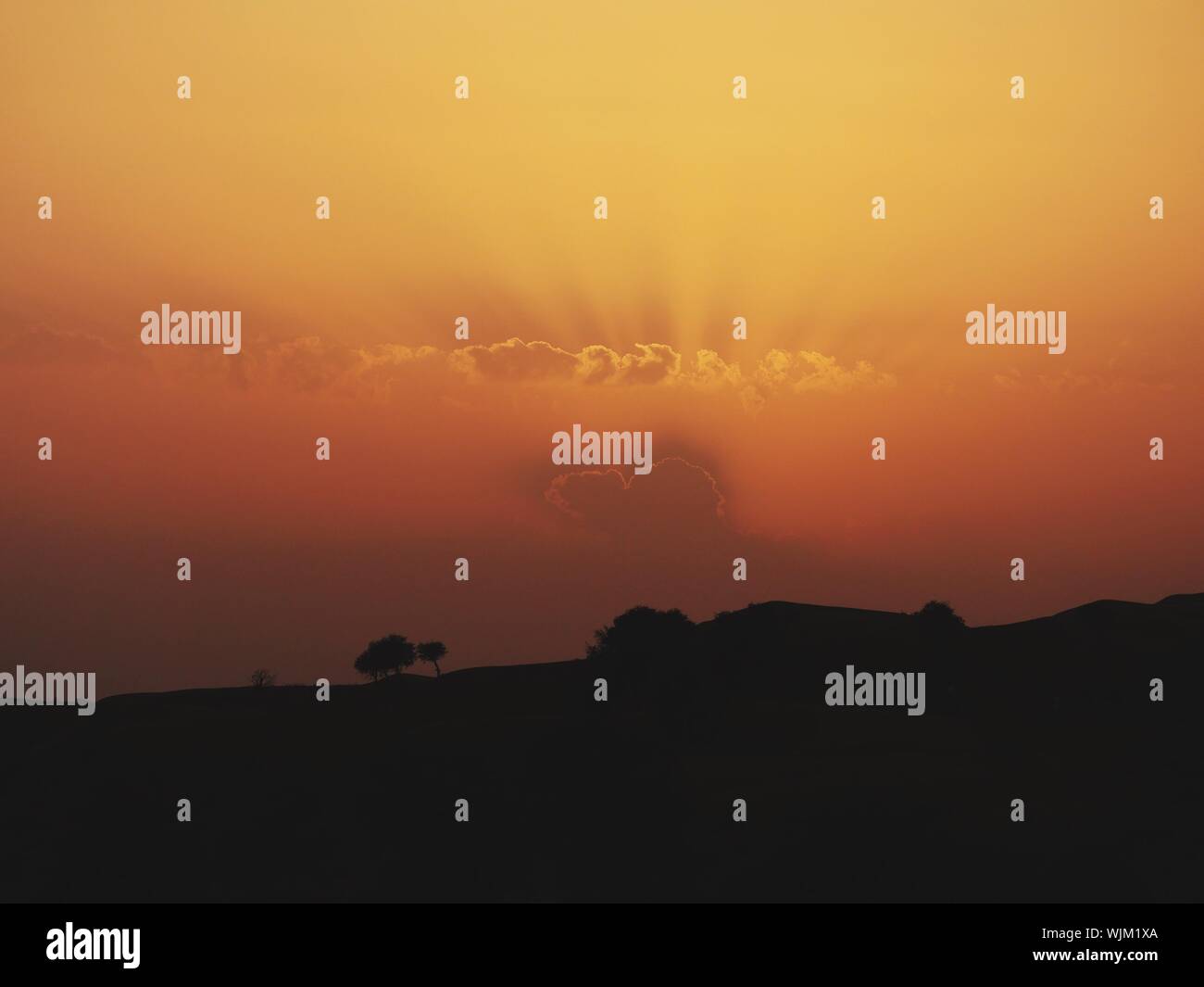 Vista panorámica del paisaje de silueta contra el cielo durante la puesta de sol Foto de stock
