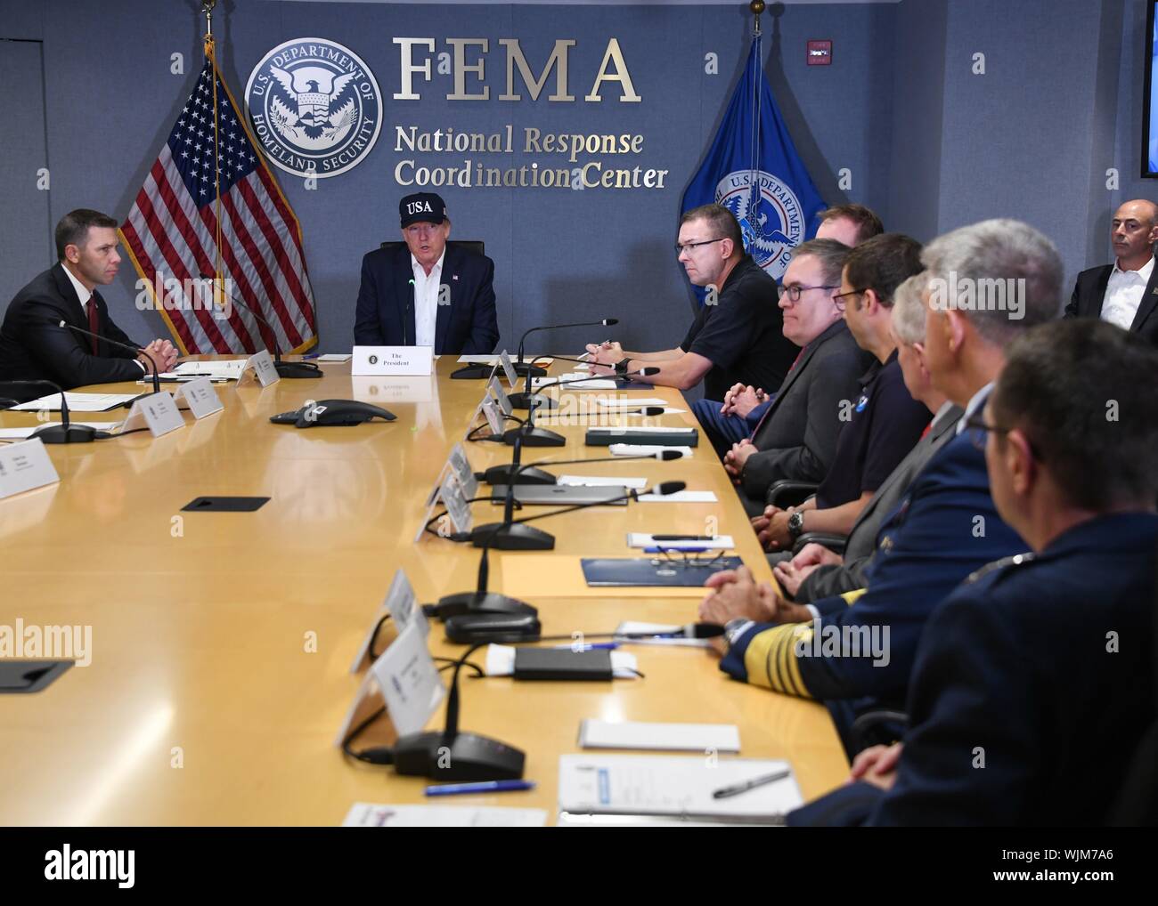 Presidente Donald J. Trump, acompañado por el Secretario Interino del Departamento de Seguridad del Territorio Nacional Kevin McAleenan y Administrador Interino de FEMA Pete Gaynor, asiste a una reunión informativa el domingo, 1 de septiembre, 2019, en la actual previsión direccional del huracán Dorian en la Federal Emergency Management Agency (FEMA) con sede en Washington, D.C, septiembre de 2019. (Foto oficial de la Casa Blanca por Tara A. Molle) Imagen cortesía de Sharon Pieczenik/Agencia Federal del Manejo de Emergencias. () Foto de stock