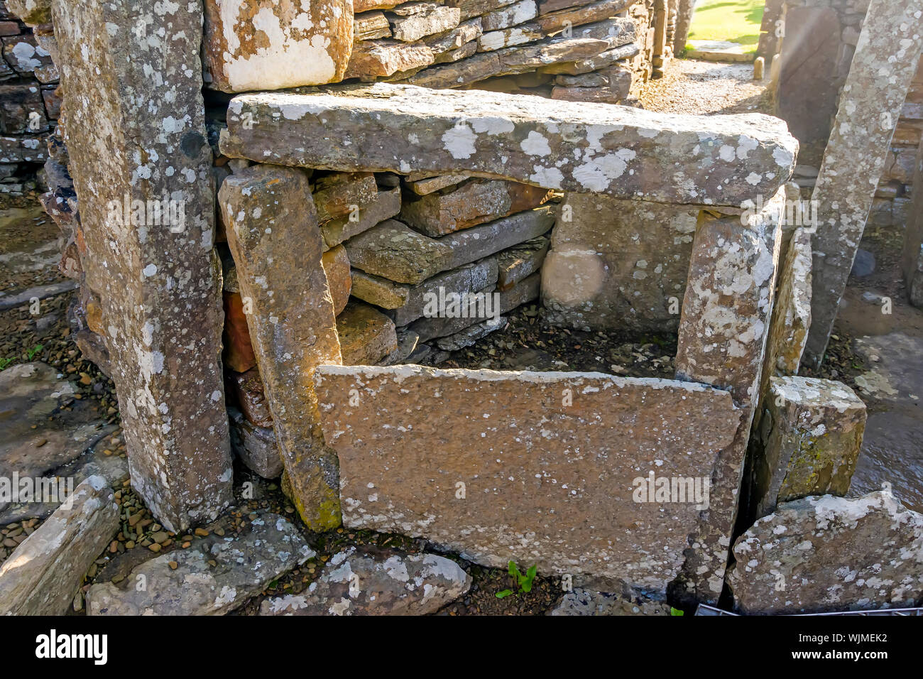 Broch de Interior Gruness mostrando losas de piedra y posible shelving, Orkney, Escocia Foto de stock