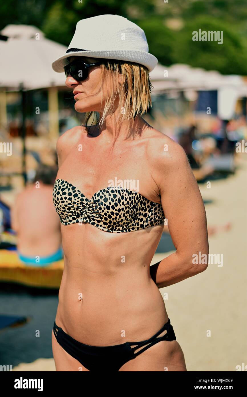 Bikini mujer madura guapa fotografías e imágenes de alta resolución - Alamy