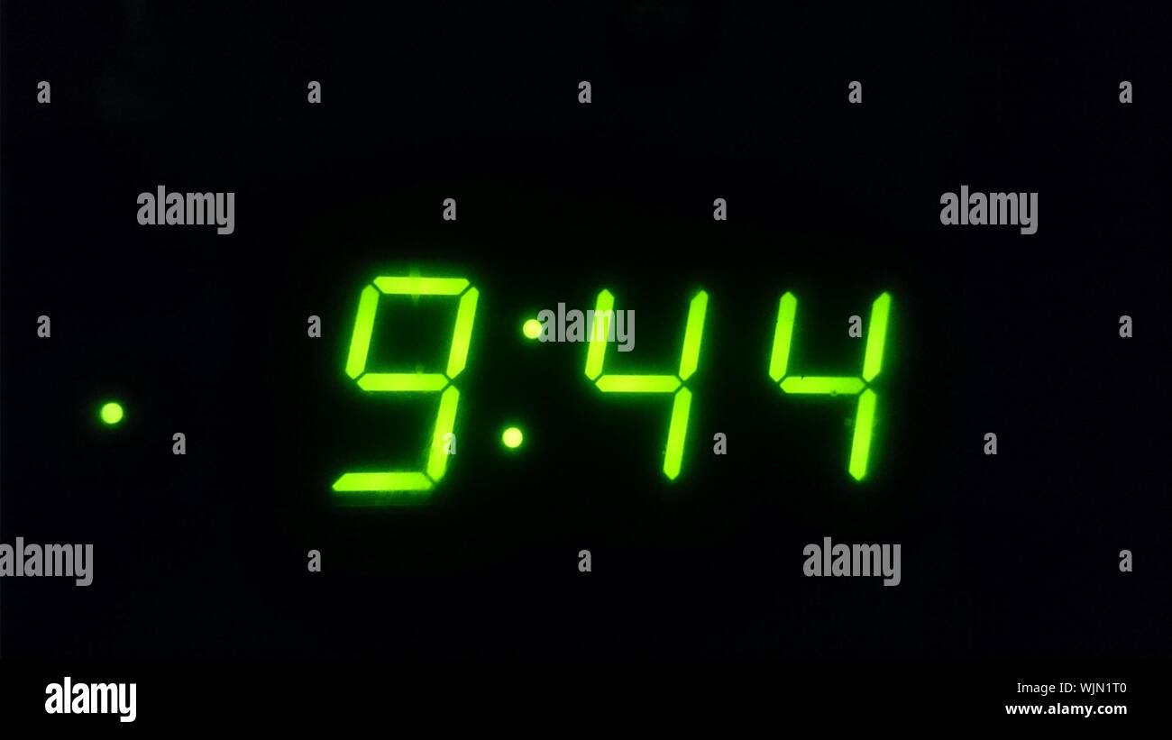 Reloj digital que muestra 9:44 Fotografía de stock - Alamy