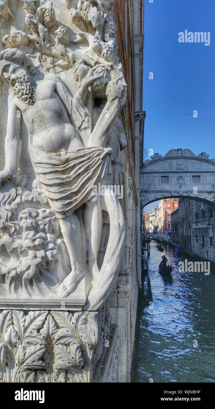 La escultura tallada en el puente de los suspiros Foto de stock