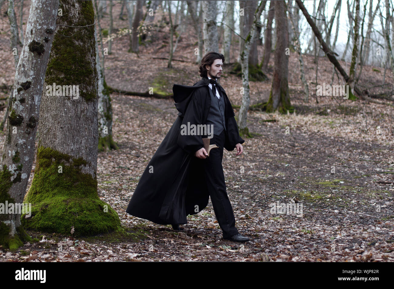 En Disfraz hombre caminando en el bosque Fotografía de stock - Alamy