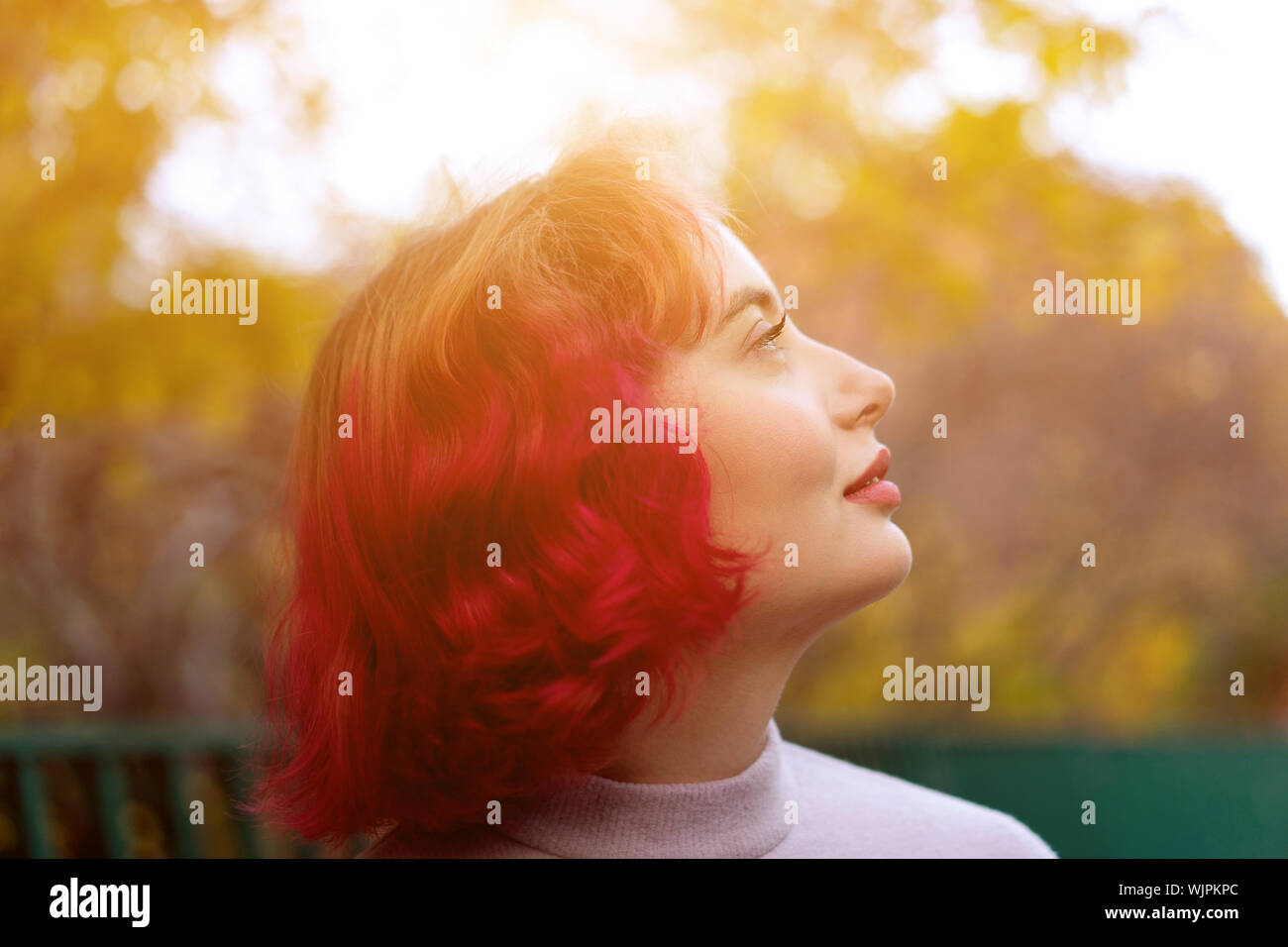 Mujer Hermosa Con El Cabello Teñido De Color Rojo Y Fondo De