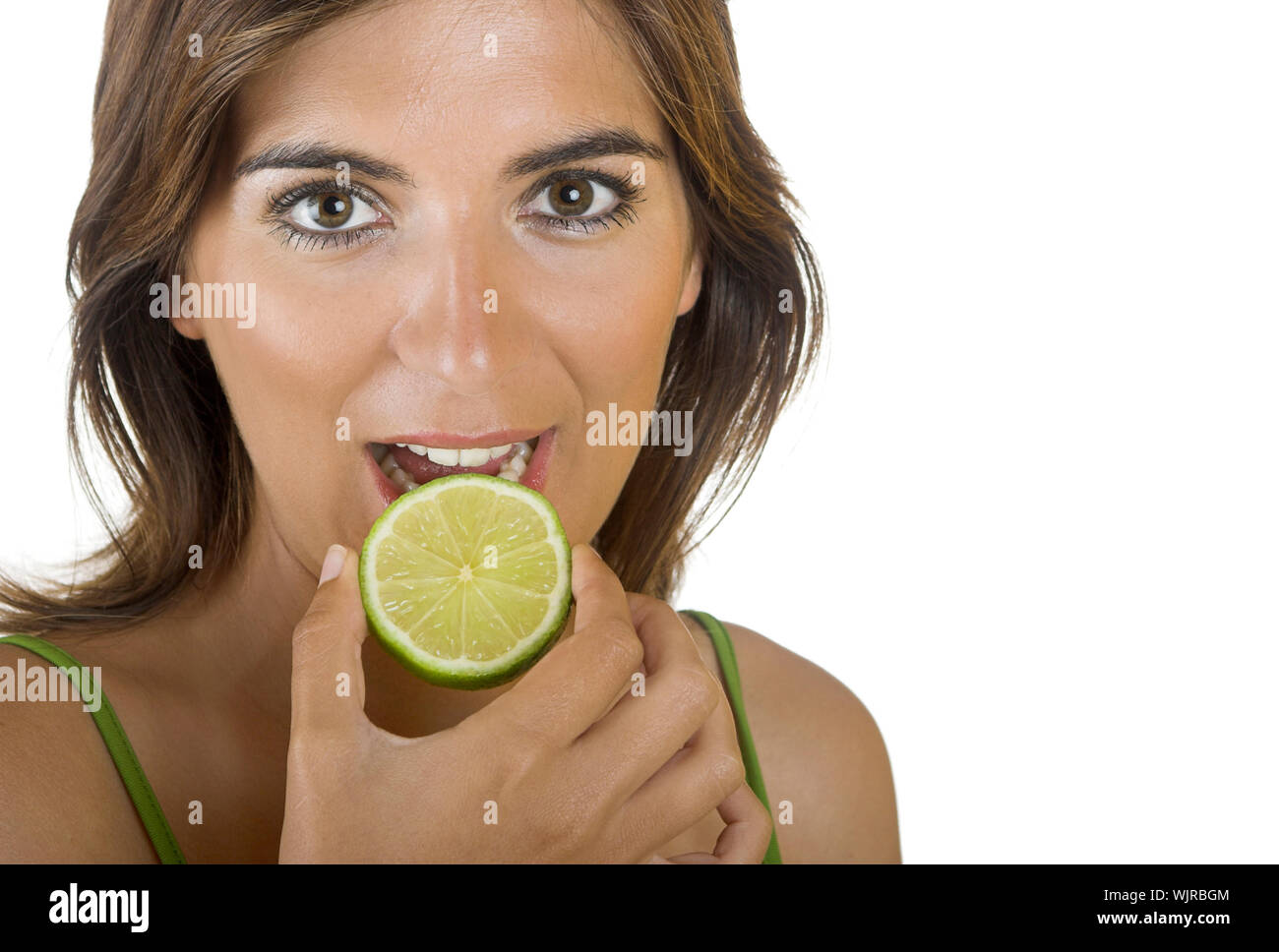 Hermosa joven comiendo una rebanada de cal Foto de stock