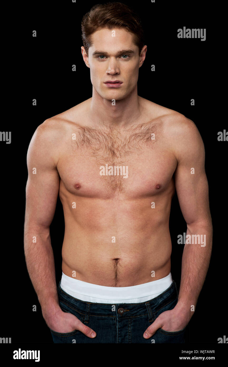 Descamisados modelo masculino con cuerpo musculoso Fotografía de stock -  Alamy