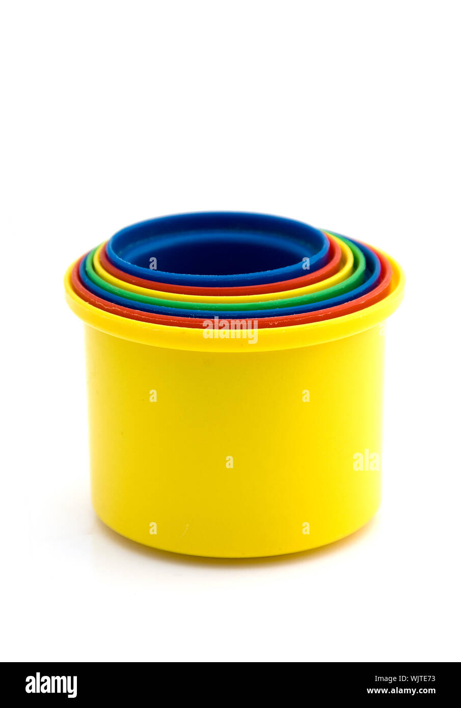 Pirámide De Vasos De Plástico De Colores Imágenes recortadas Pirámide De Vasos De Plástico De Colores Imágenes recortadas