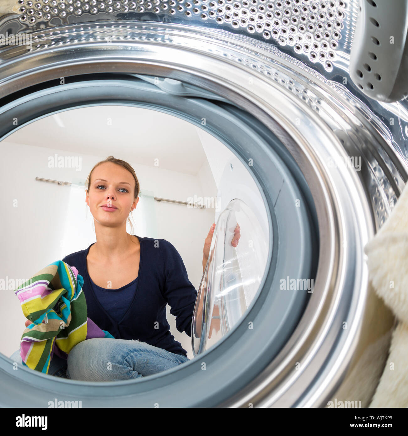 Chica lavando la ropa fotografías e imágenes de alta Página 8 -