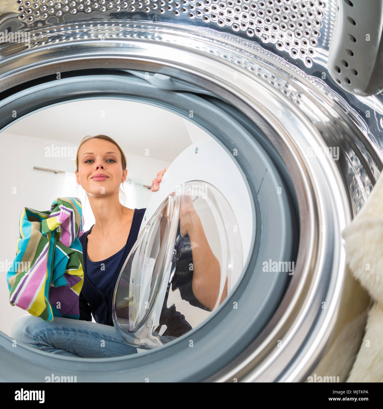 Chica lavando ropa e imágenes de alta resolución Página - Alamy