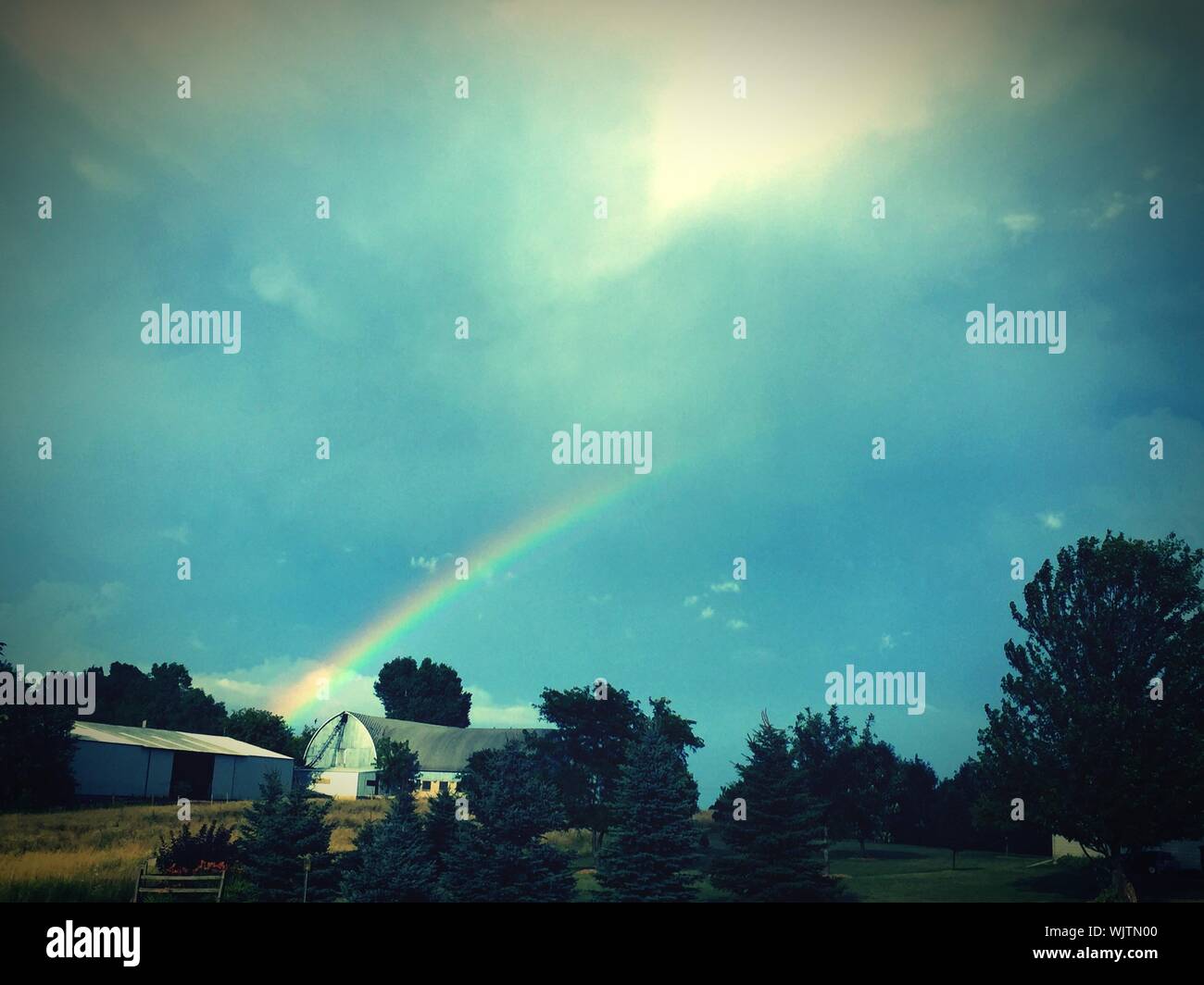 Rainbow contra el cielo azul Foto de stock