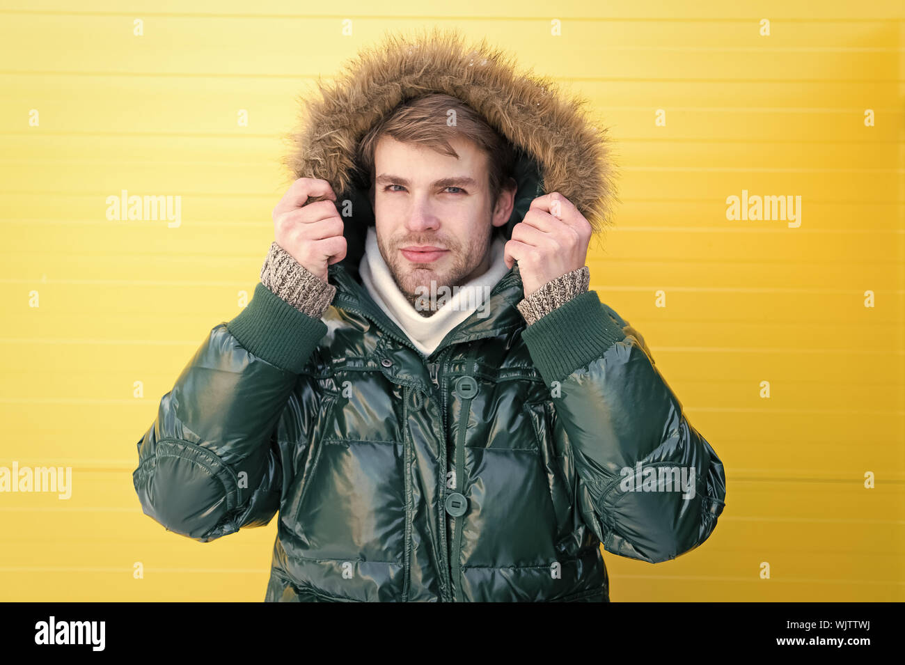 Hermoso estilo. Moda Hombre en clima frío estilo. Modelo de moda disfrutar  de calidez y confort. Moda casual abrigo para el frío del invierno. Apuesto  hombre vestido con piel falsa cubierta Fotografía