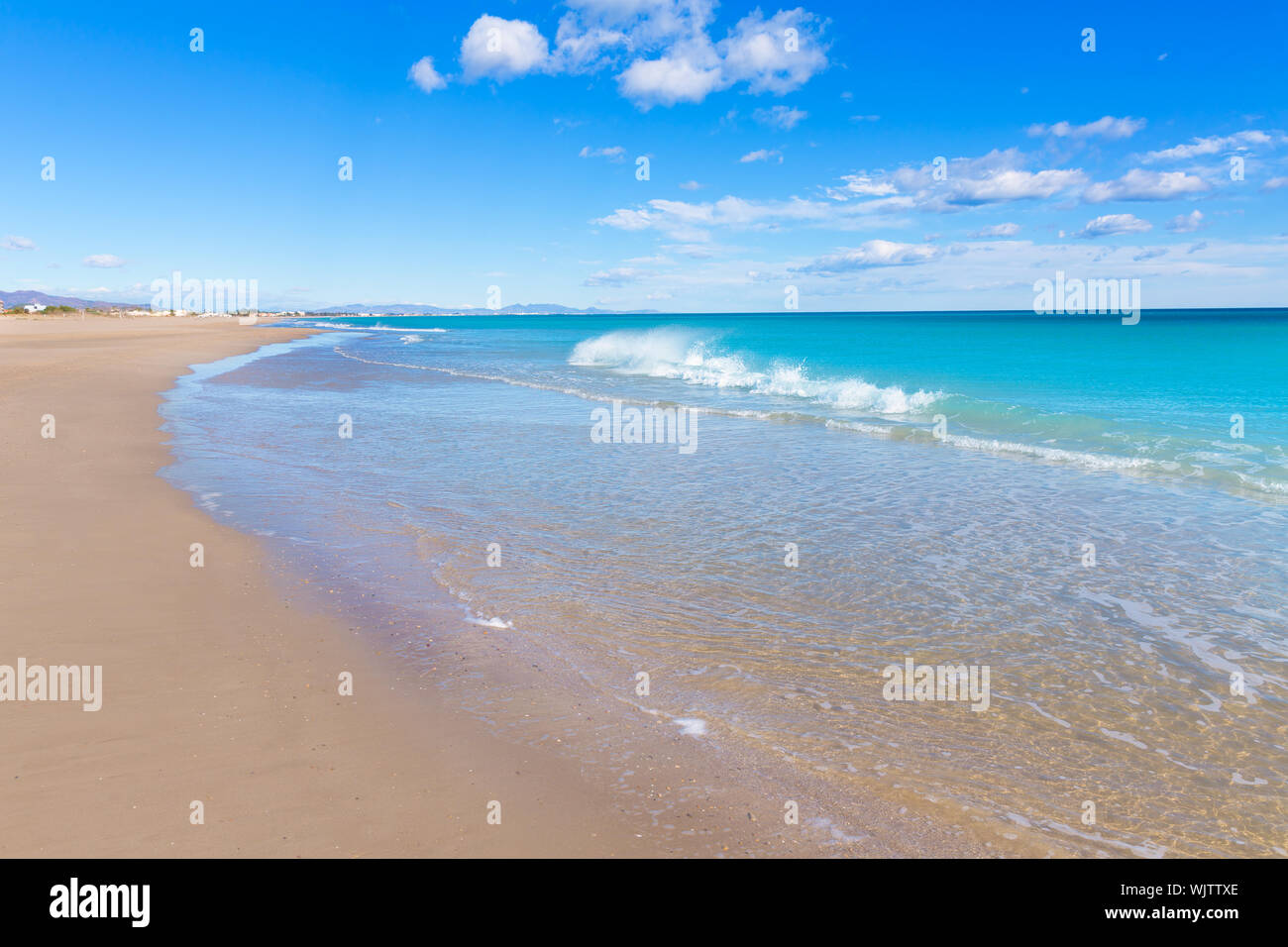 La playa de Canet de Berenguer en Valencia en un día soleado en la España  mediterránea Fotografía de stock - Alamy