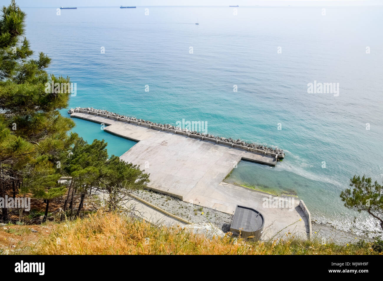 Muelle de concreto y el mar muelle sobre el Mar Negro, el Breakwater en