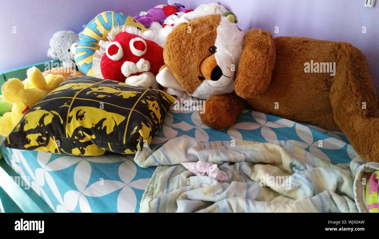 Los juguetes de peluche en la cama en casa Fotografía de stock - Alamy