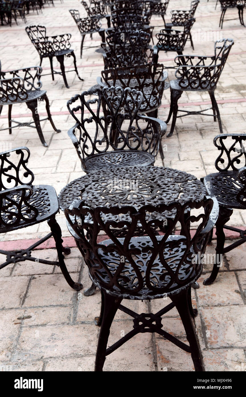 Muebles de hierro forjado en la cafetería al aire libre patio Fotografía de  stock - Alamy