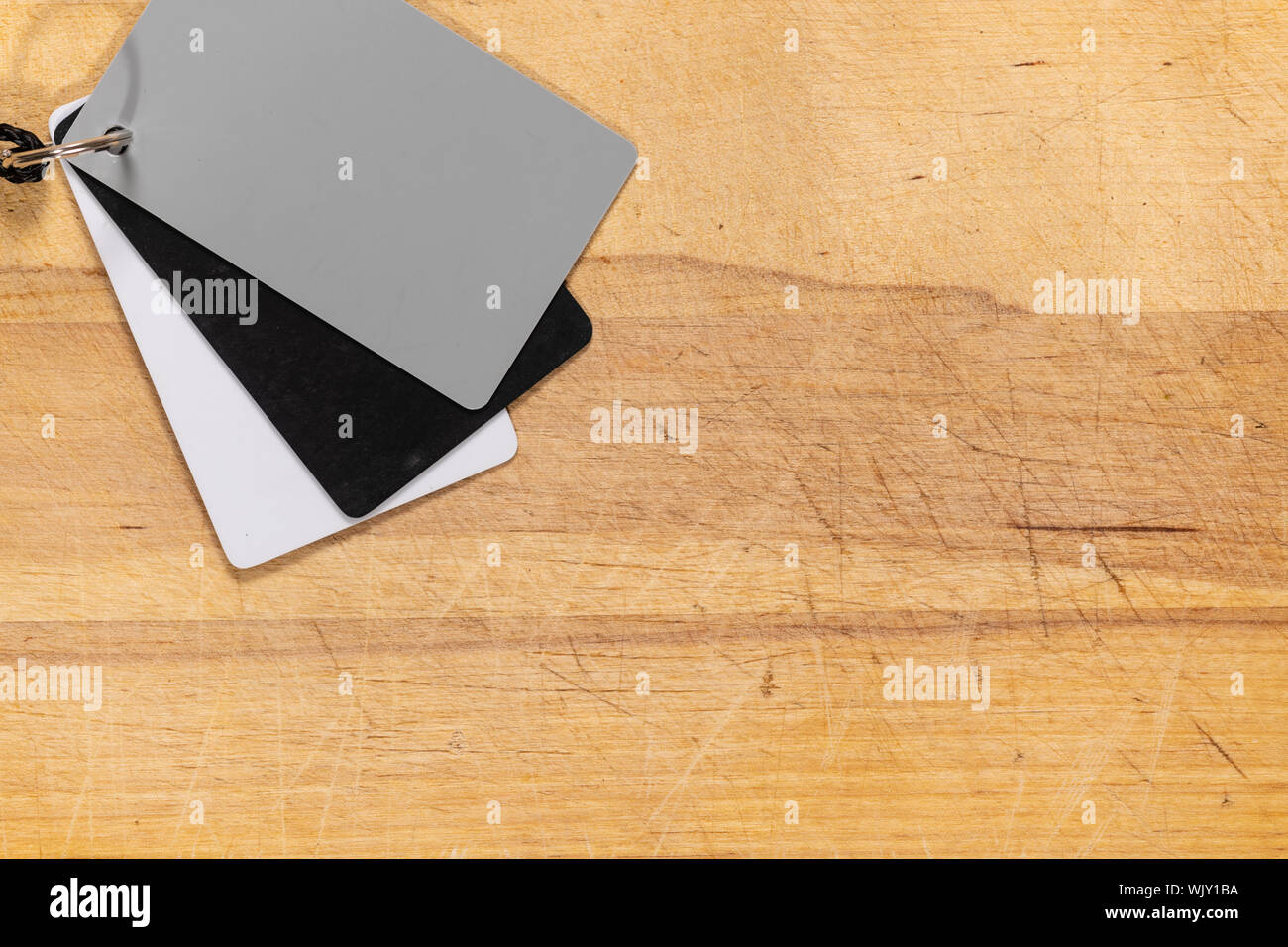 Fotografía tarjeta gris para el balance de blanco aislado sobre una tabla  para cortar el fondo Fotografía de stock - Alamy