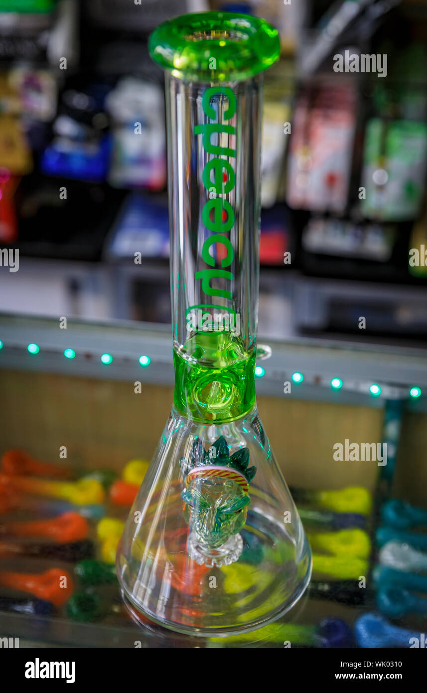 San Francisco, EEUU - Julio 04, 2019: de gama de Cheech Chong Glass bong para fumar medicinal y recreativo en un almacén Haight Ashbury Fotografía de stock - Alamy