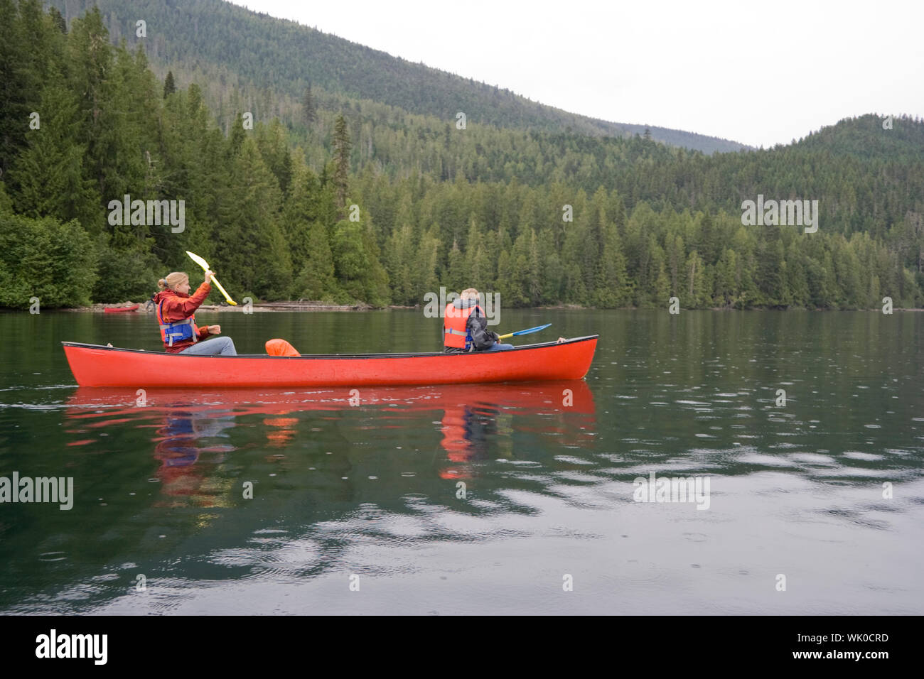 Hermanos canotaje en Williams Lake en Wells Gray Provincial Park Foto de stock