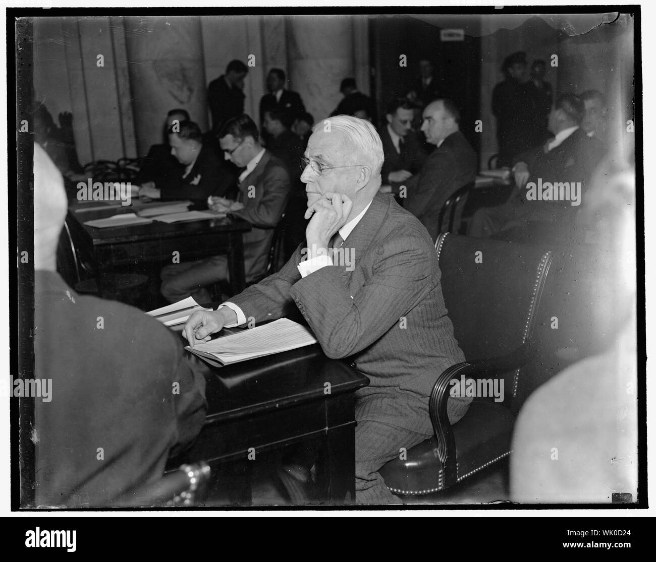 En spotlight ante la Comisión Judicial del Senado. Washington, D.C., el 19 de marzo. William Draper Lewis, Directora del Instituto Americano, fue el principal testigo ante el Comité Judicial del Senado hoy. El dijo al comité que la tendencia de la mayoría de la Corte Suprema de Justicia tiende a crear resentimiento justificable entre una gran parte del público, 3/19/1937 Foto de stock