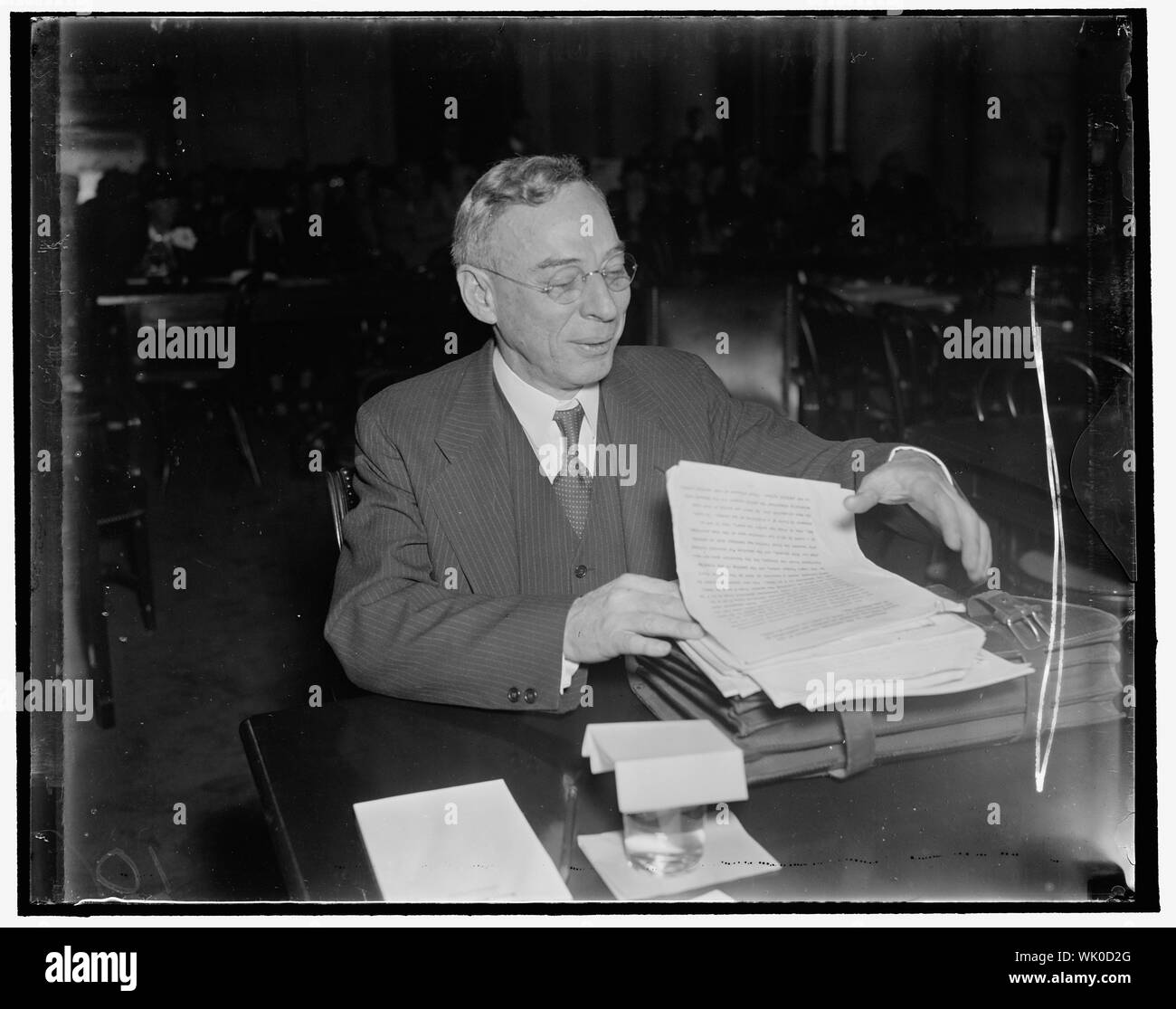 En spotlight ante la Comisión Judicial del Senado. Washington, D.C., 2 de abril. Walter F. Dodd, abogado de Chicago y autoridad constitucional, compareció ante el Comité Judicial del Senado hoy para oponerse a la corte del Presidente Bill como una medida para pedir la renuncia de todos los principios fundamentales de nuestro gobierno. Entre otras cosas, Dodd sugiere una edad límite de 75 años para los jueces, 4/2/1937 Foto de stock