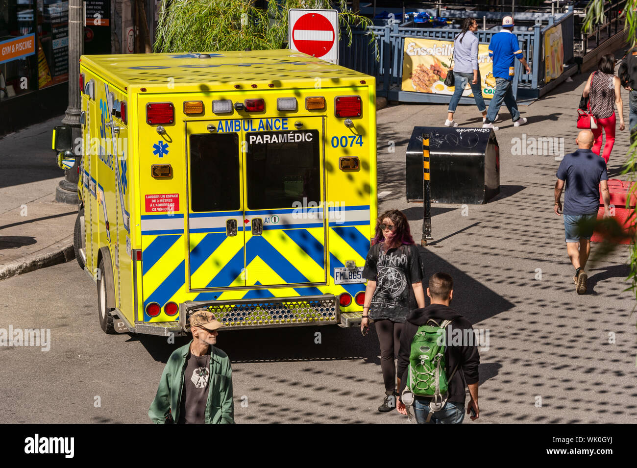 Montreal, Canadá - 03 de septiembre de 2019: Ambulancia estacionada en Sainte-Catherine Street. Foto de stock