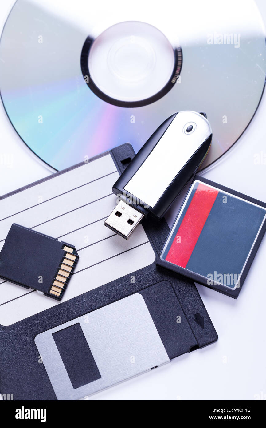 Selección de diferentes dispositivos de almacenamiento informático de datos  e información, incluyendo un CD-DVD, disquete, memoria USB, tarjeta compact  flash y tarjeta SD ver Fotografía de stock - Alamy
