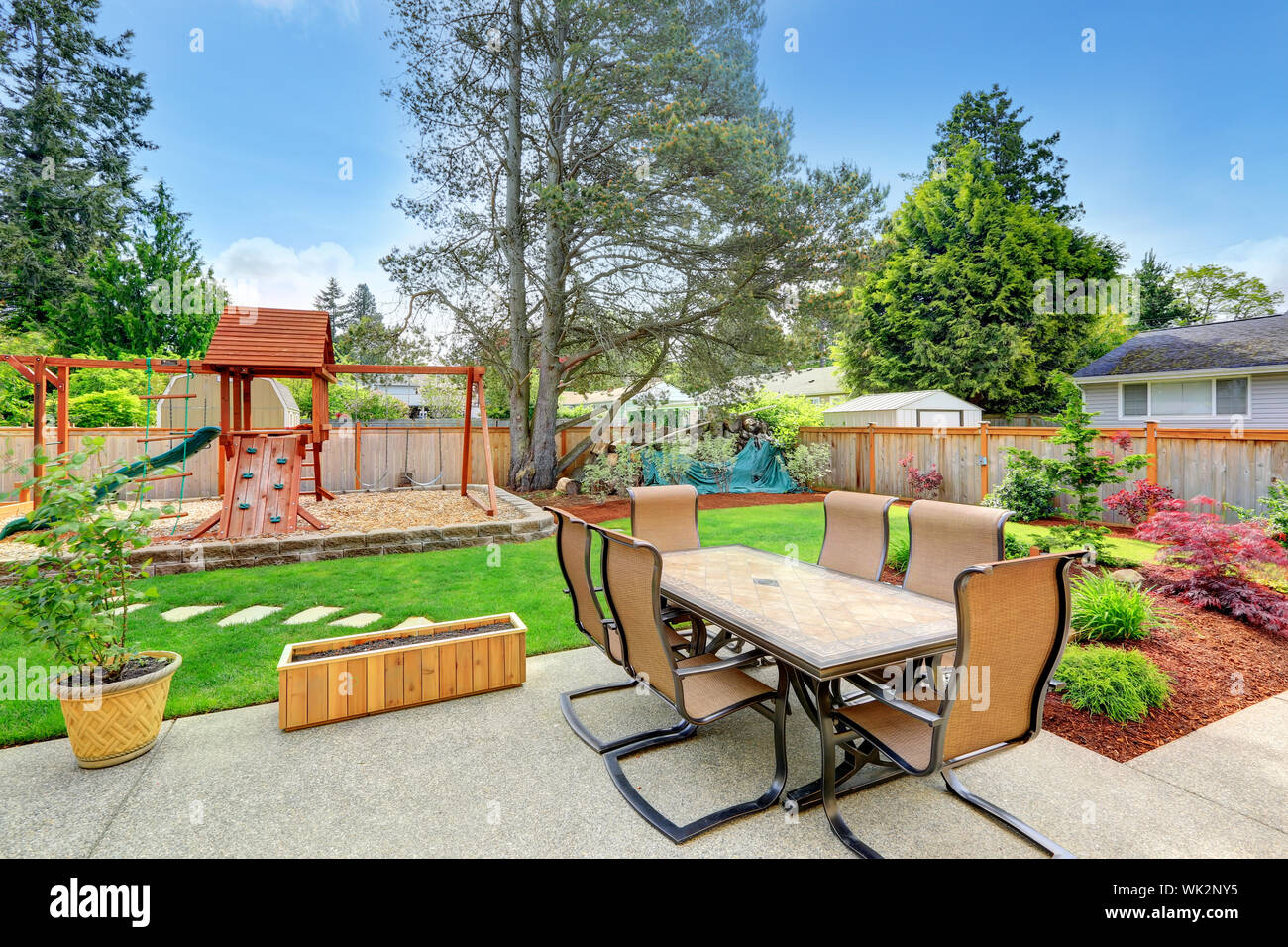 Jardín con zona de patio y área de juegos para niños Fotografía de stock -  Alamy