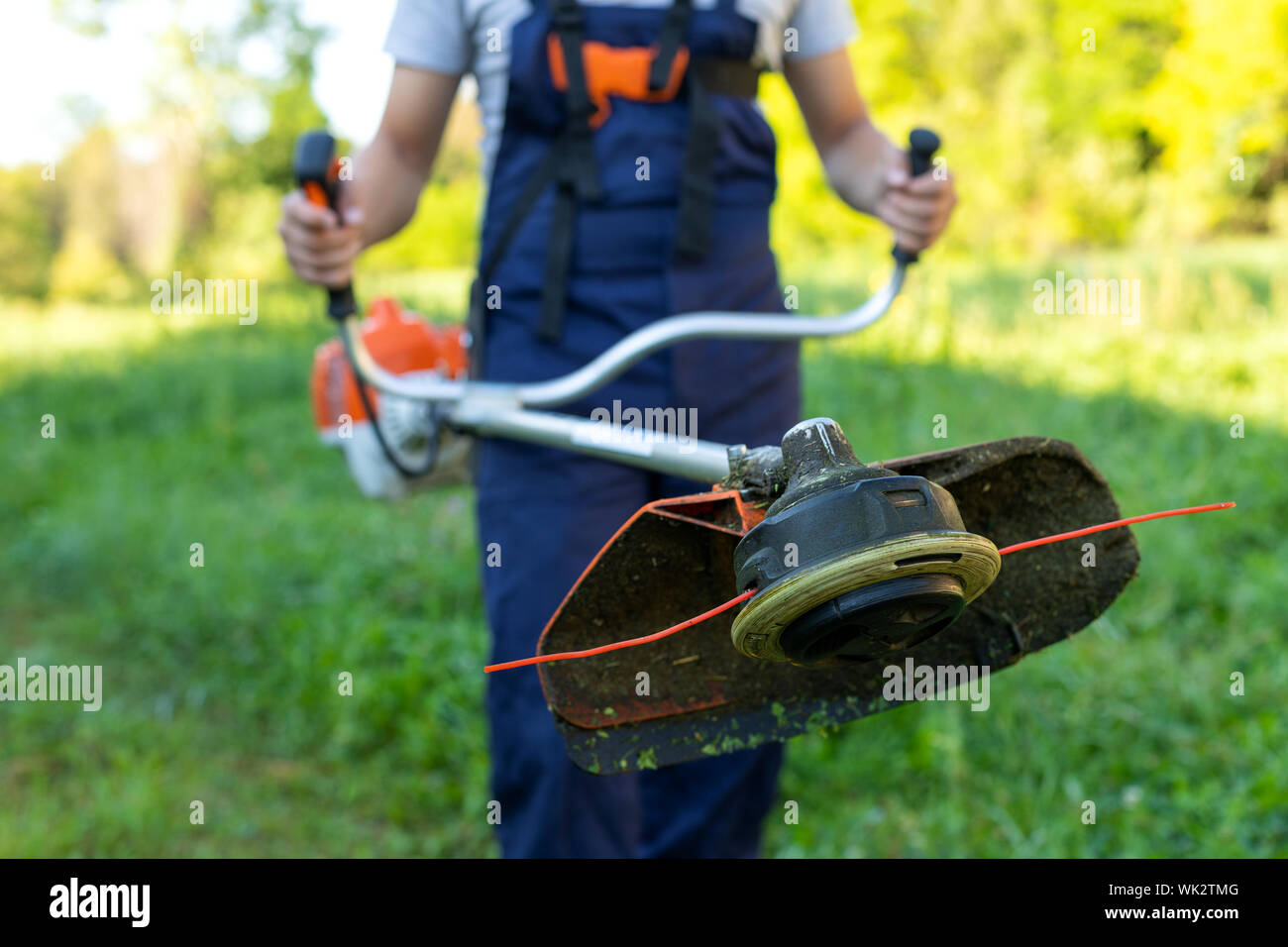 Joven Jardinero cortando el pasto con una cortadora de césped de gasolina  Fotografía de stock - Alamy