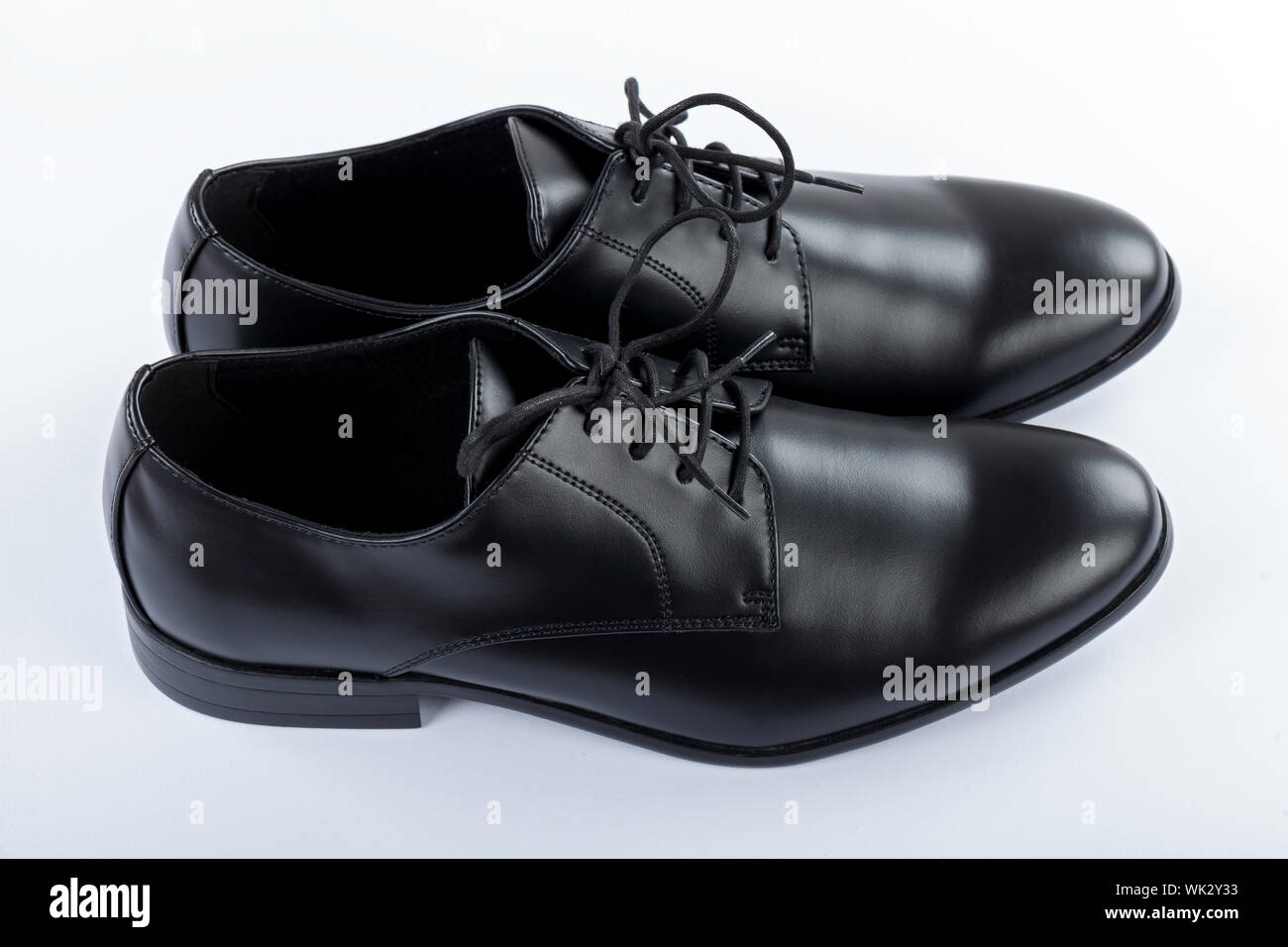 Cerrar imagen de mens calzado. Zapatos elegantes de cuero negro sobre fondo  gris Fotografía de stock - Alamy