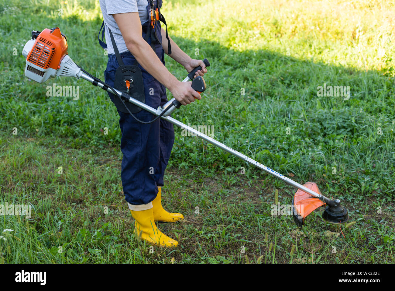 cuerda litro pierna Joven Jardinero cortando el pasto con una cortadora de césped de gasolina  Fotografía de stock - Alamy