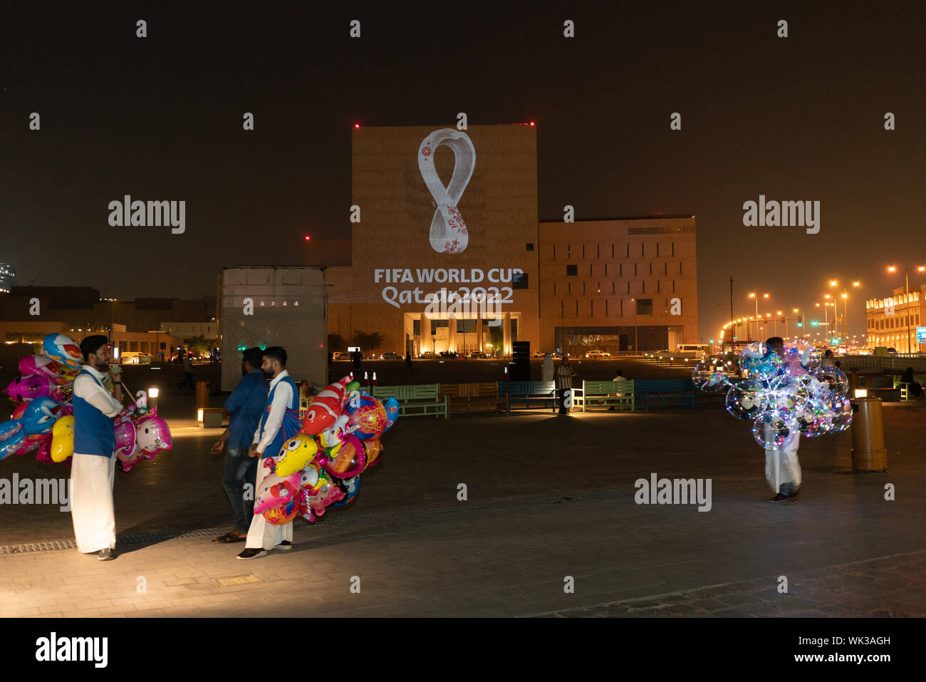 El emblema oficial de la Copa Mundial de la FIFA 2022 Qatar ha sido revelado en una proyección sincronizada del logotipo en algunos de los edificios más emblemáticos de Qatar y en otras 24 ciudades de todo el mundo. El swooping curvas del emblema representan las ondulaciones de dunas del desierto y el bucle continua representa tanto el número ocho, destacando los ocho estadios que albergarán los partidos de la Copa del Mundo - y el símbolo de infinito, que refleja la naturaleza interconectada del evento, según los organizadores del torneo. Foto de stock