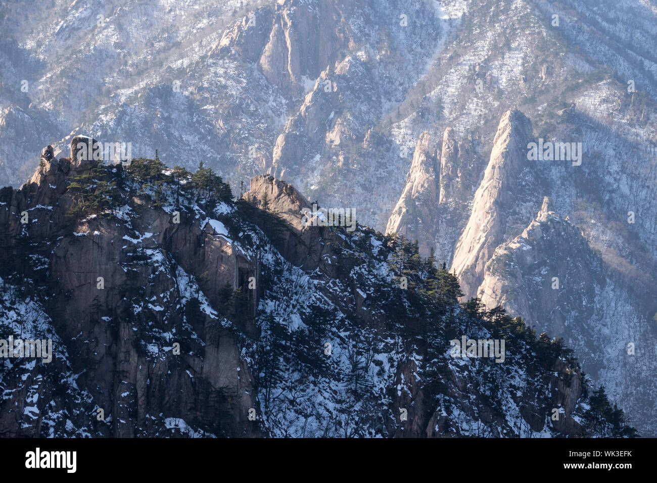 Las montañas en el Parque Nacional de Seoraksan durante el invierno Foto de stock