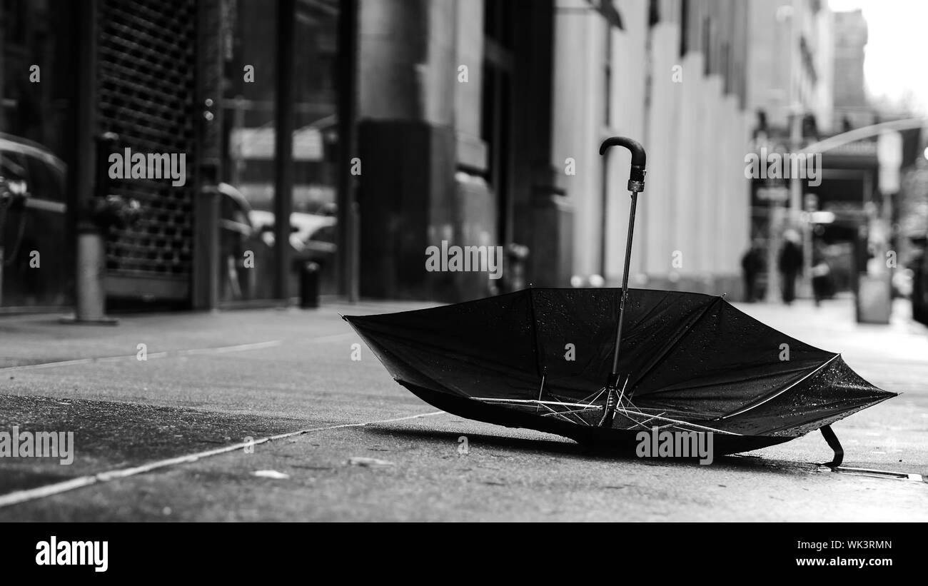 Paraguas al revés Imágenes stock en blanco y negro - Alamy