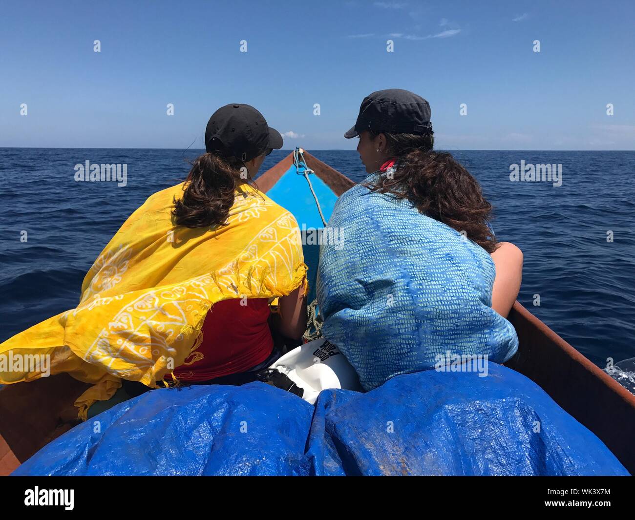Amigos en bote de vela fotografías e imágenes de alta resolución Alamy