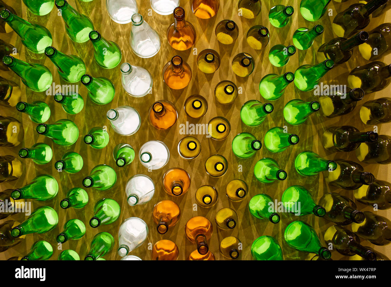 Gran grupo de botellas de cristal vacías. Diga no al concepto de plástico. Foto de stock