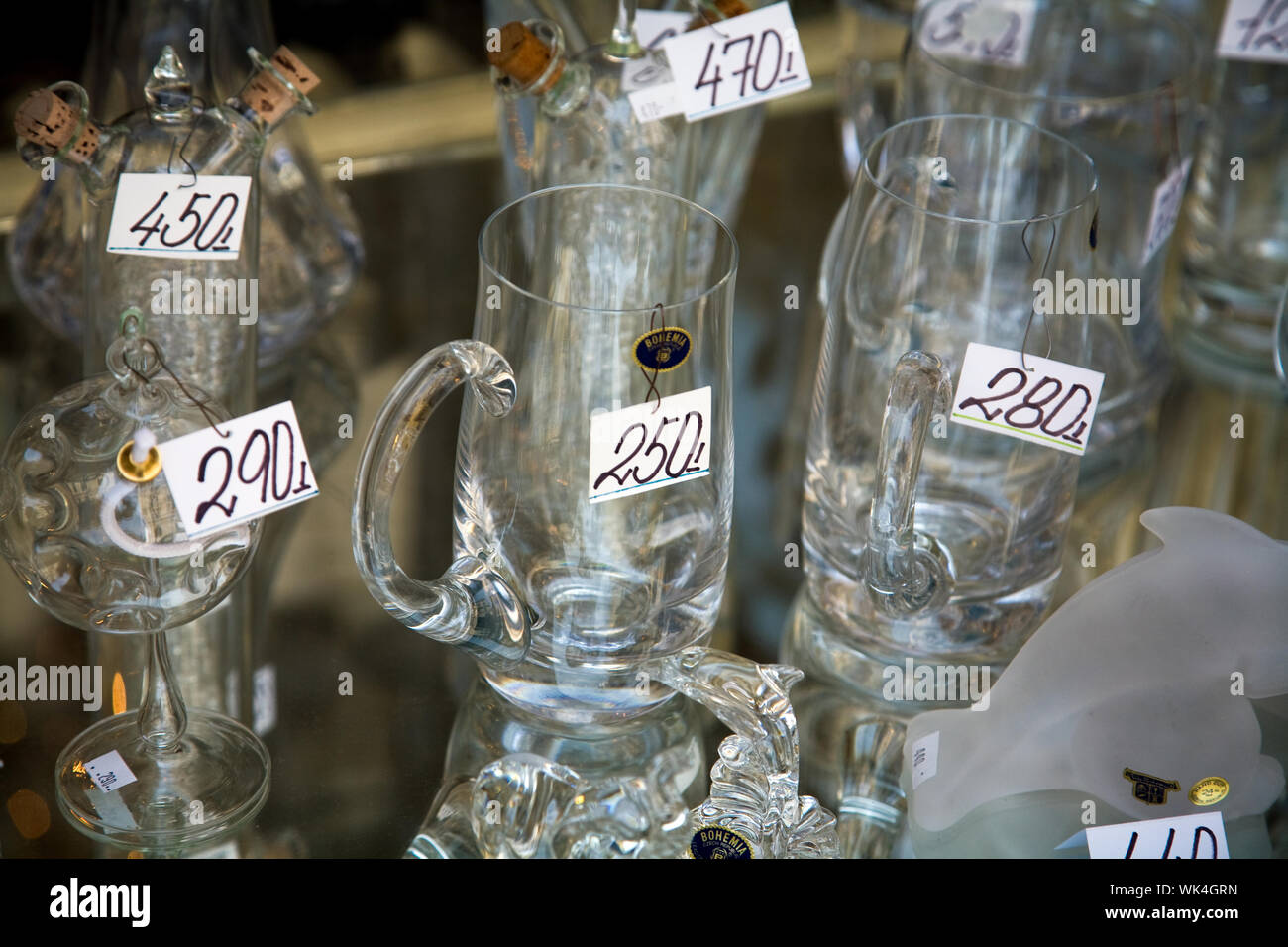 686-Cristalería para 12 servicios en cristal checoslovaco con decoración  grabada al