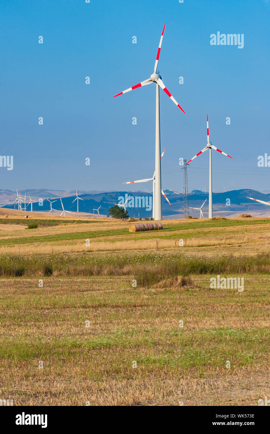 La Capitanata Hills, en el norte de Apulia alberga un gran número de generadores eólicos. Foto de stock