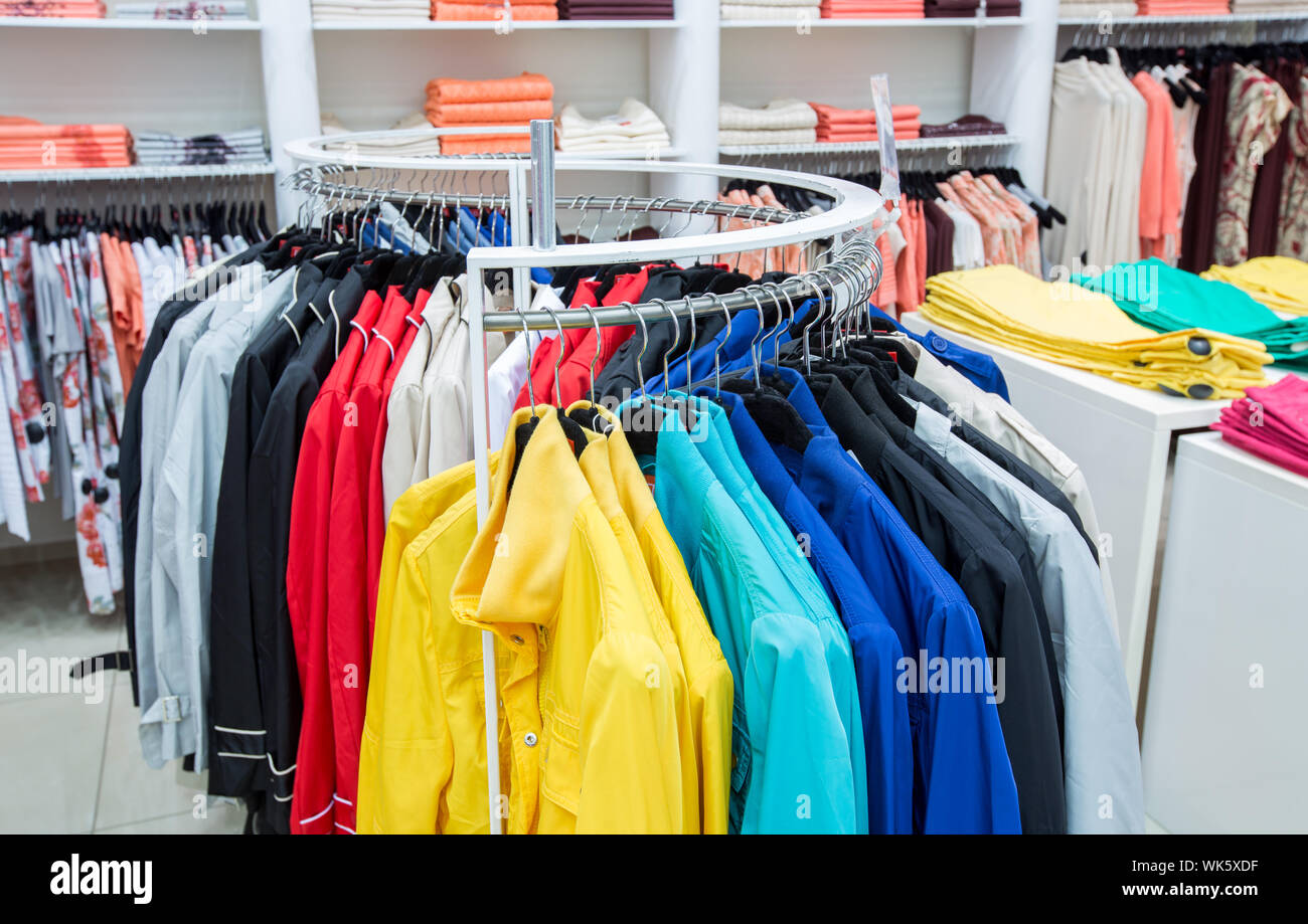 Colgadores de ropa de moda en la tienda Fotografía de stock - Alamy