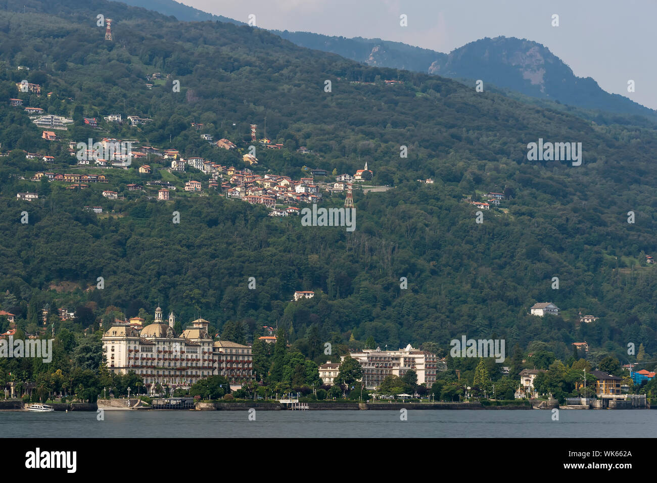 Hermosa vista panorámica de Stresa en el Lago Maggiore en un día de verano, Piamonte, Italia Foto de stock