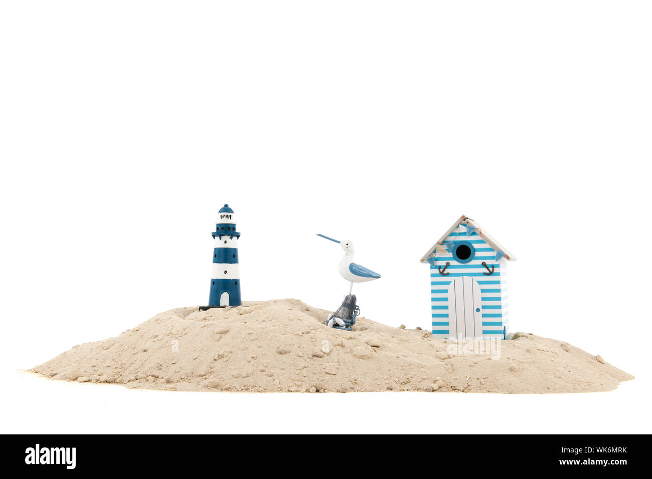 Playa con faro azul gaviota y cabaña aislada sobre fondo blanco. Foto de stock