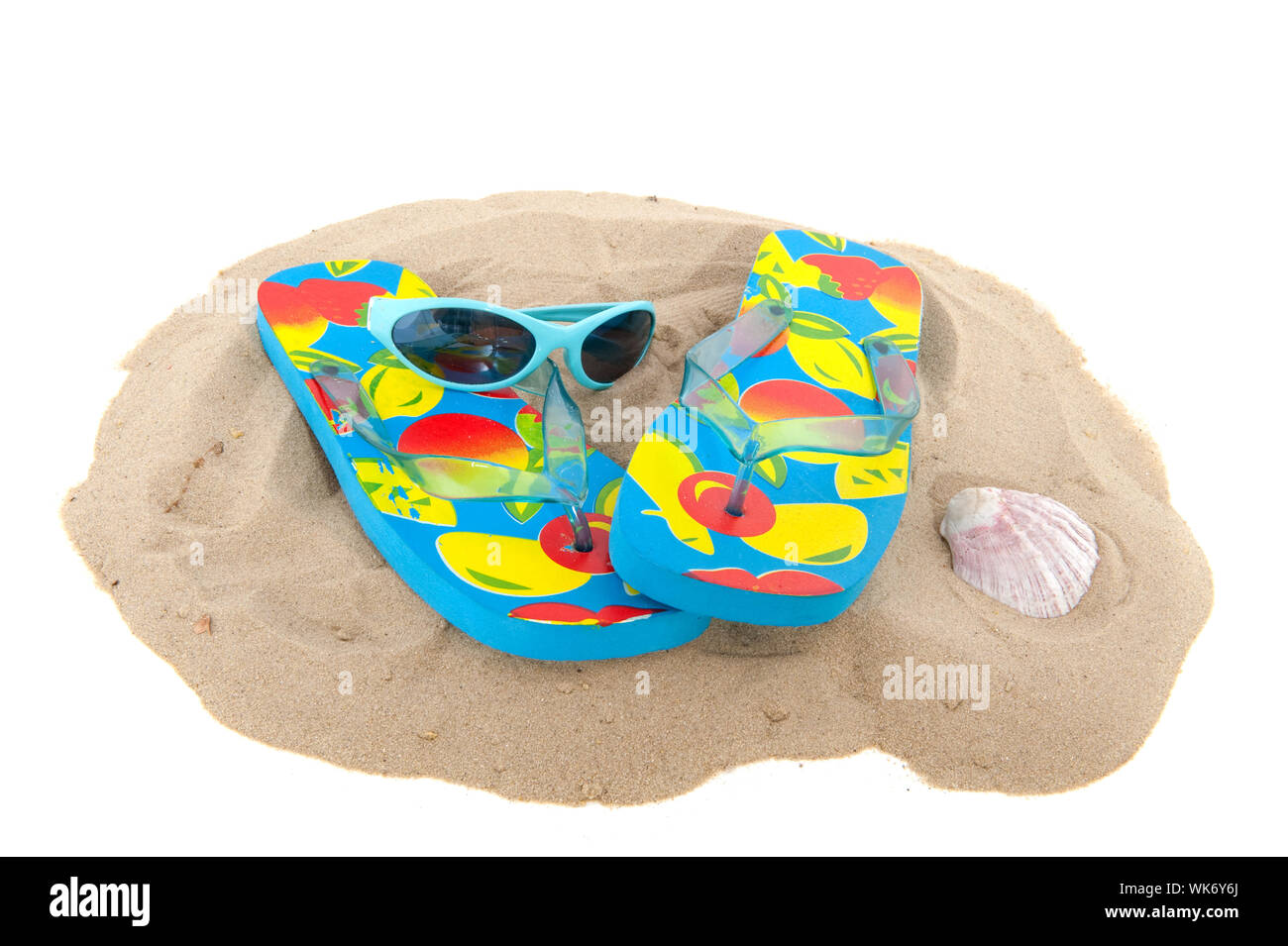 Vacaciones de playa con sandalias y gafas de sol en concepto. Foto de stock