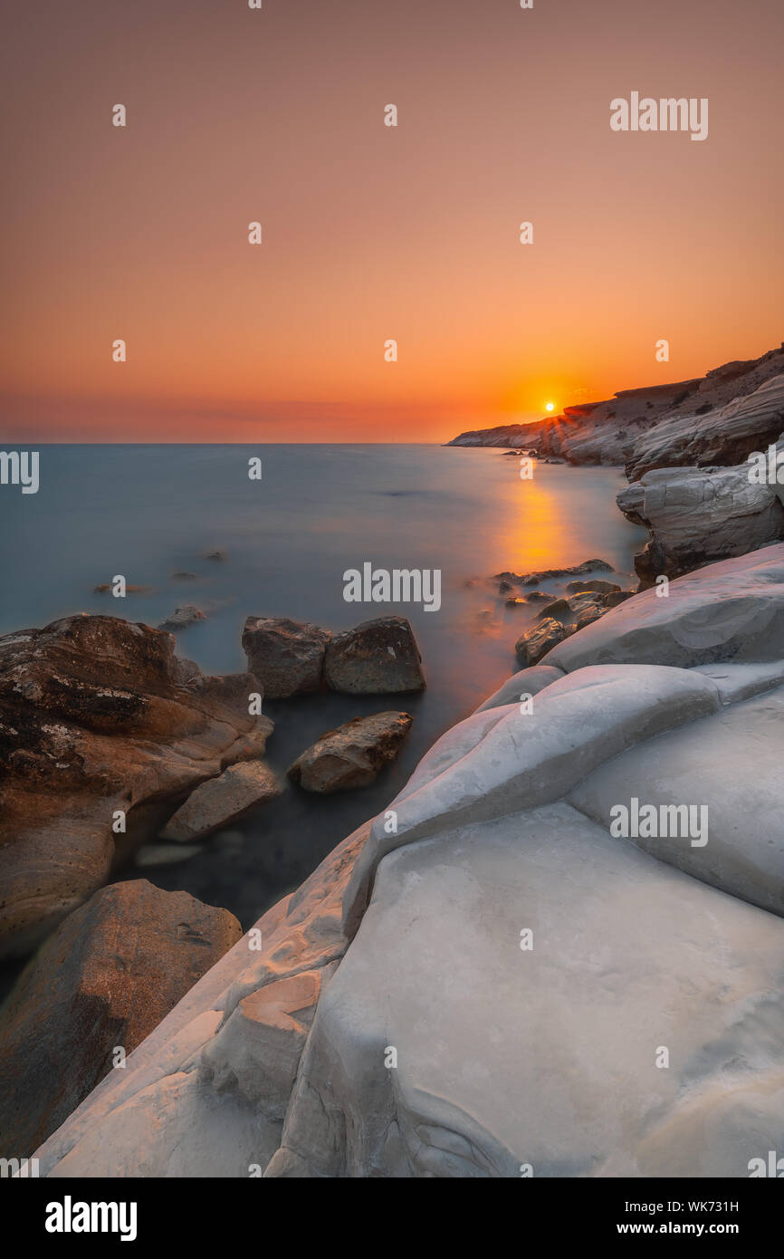 Las piedras blancas cerca de la playa de Limassol, Chipre en un atardecer Foto de stock