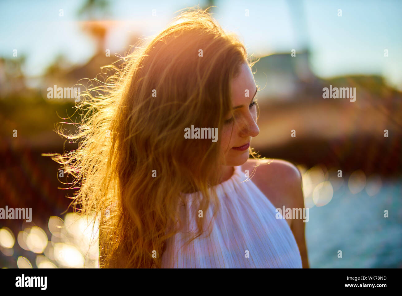 Mujer joven con el pelo largo en día soleado Foto de stock