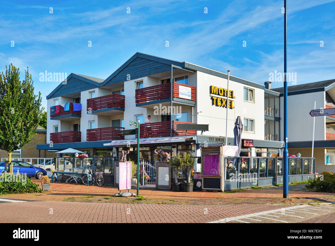 De Koog, Texel / Norte de Holanda - Agosto 2019: Fuera de 'Motel Texel' en un día soleado de verano Foto de stock