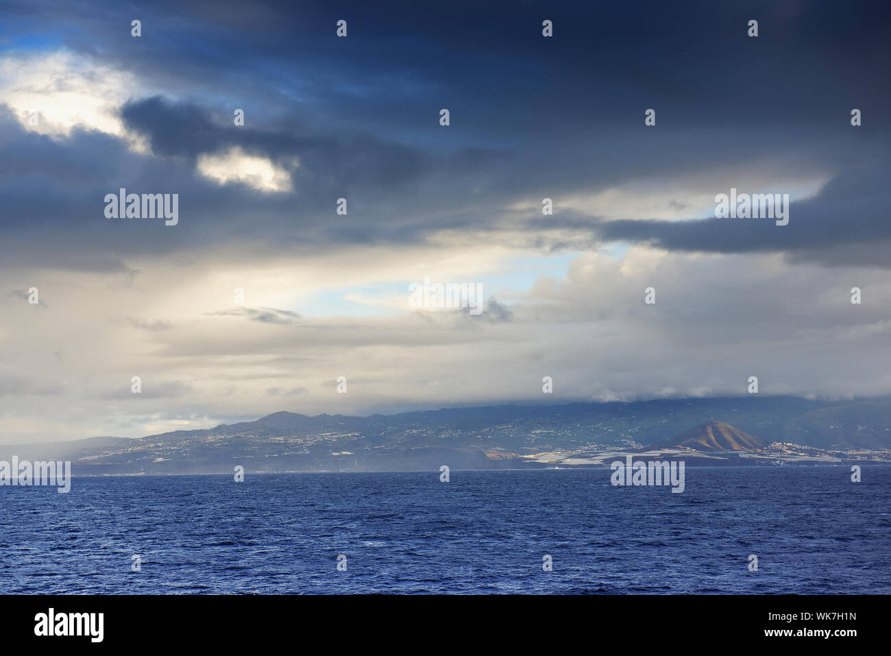 Vista panorámica del mar calma contra el cielo nublado Foto de stock